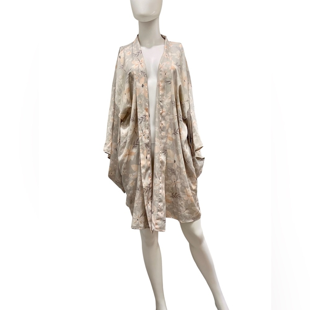 Women’s Victoria’s Secret Cream Floral Robe/ Kimono size M/L. Vintage.